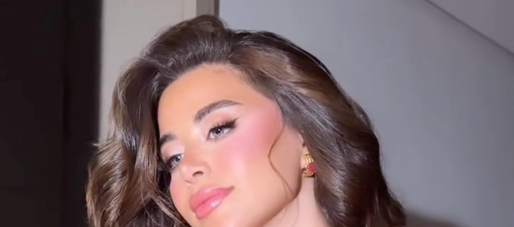 يارا السكري بفستان أحمر منحوت بقصة سترابلس من أمجد الحموري