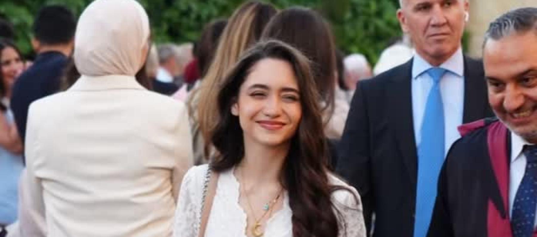 الأميرة جليلة بنت علي بفستان أبيض أنيق ولمسات باستيلية 