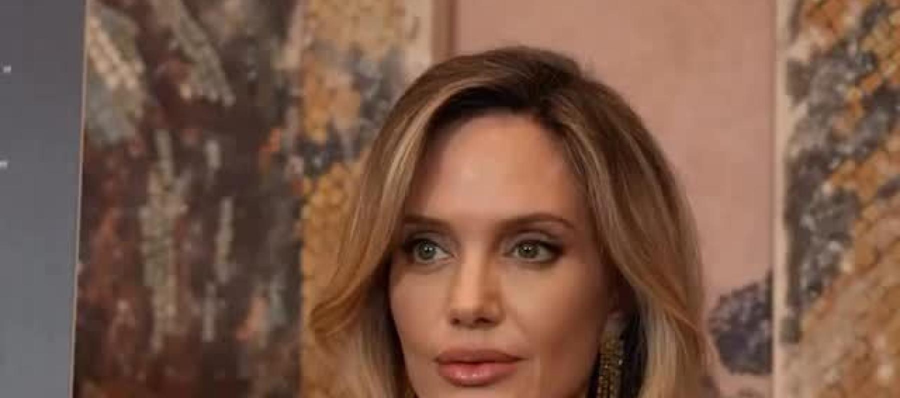 أنجلينا جولي بفستان أسود من توم فورد خلال عرض Couture 