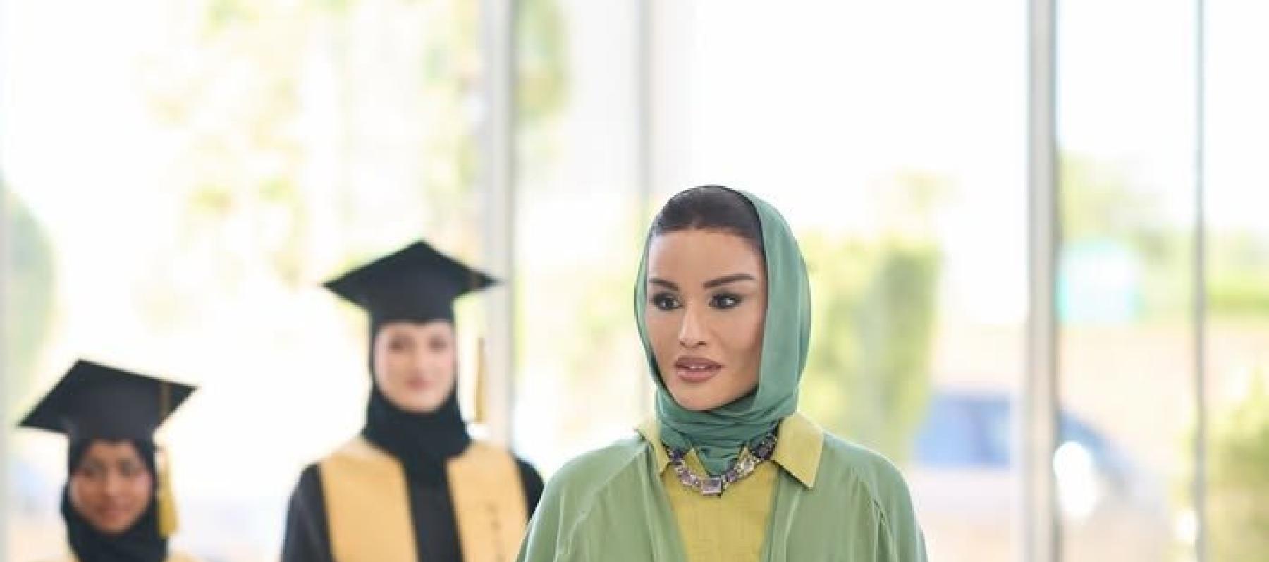 ألوان جريئة وأناقة راقية في أحدث إطلالة للشيخة موزا