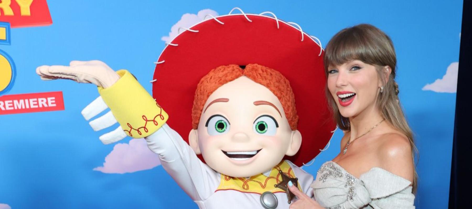 تايلور سويفت تفاجئ جمهور Toy Story 5 بآداء أغنيتها الجديدة