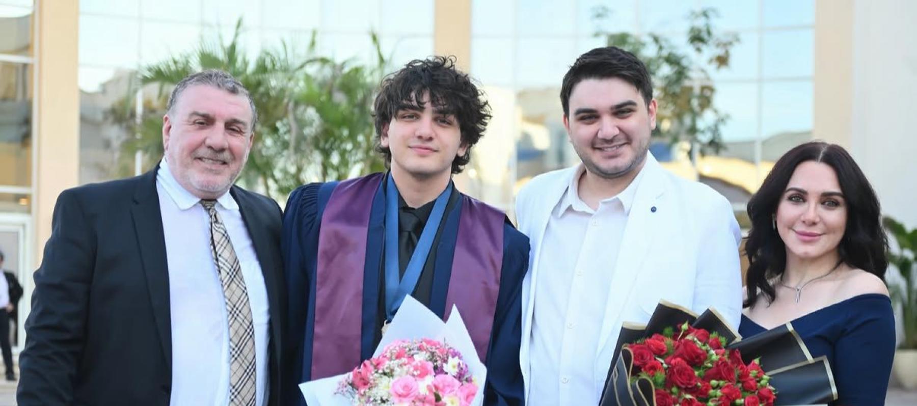 سلاف فواخرجي تحتفل بتخرج ابنها علي في مصر