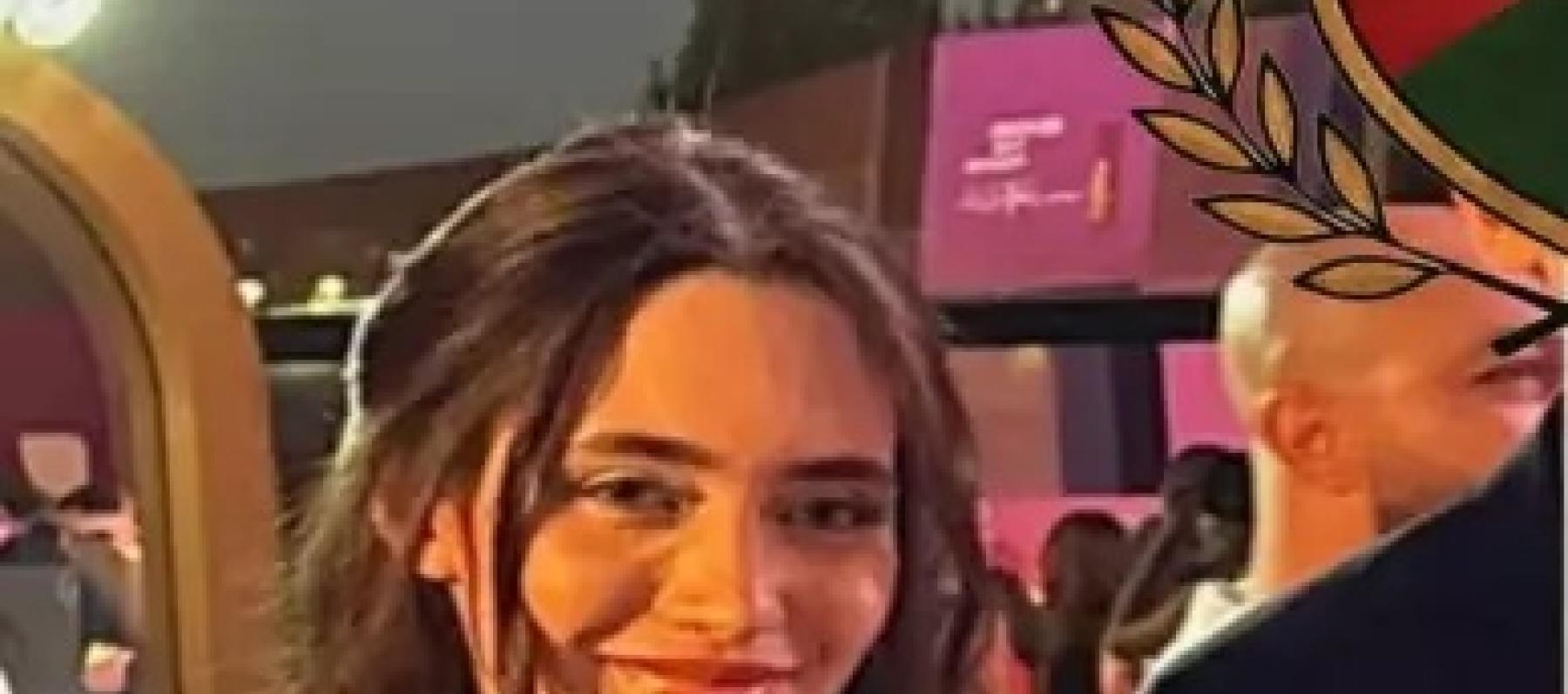 الأميرة جليلة بنت علي بفستان زمردي أنيق من Edelina Joyce