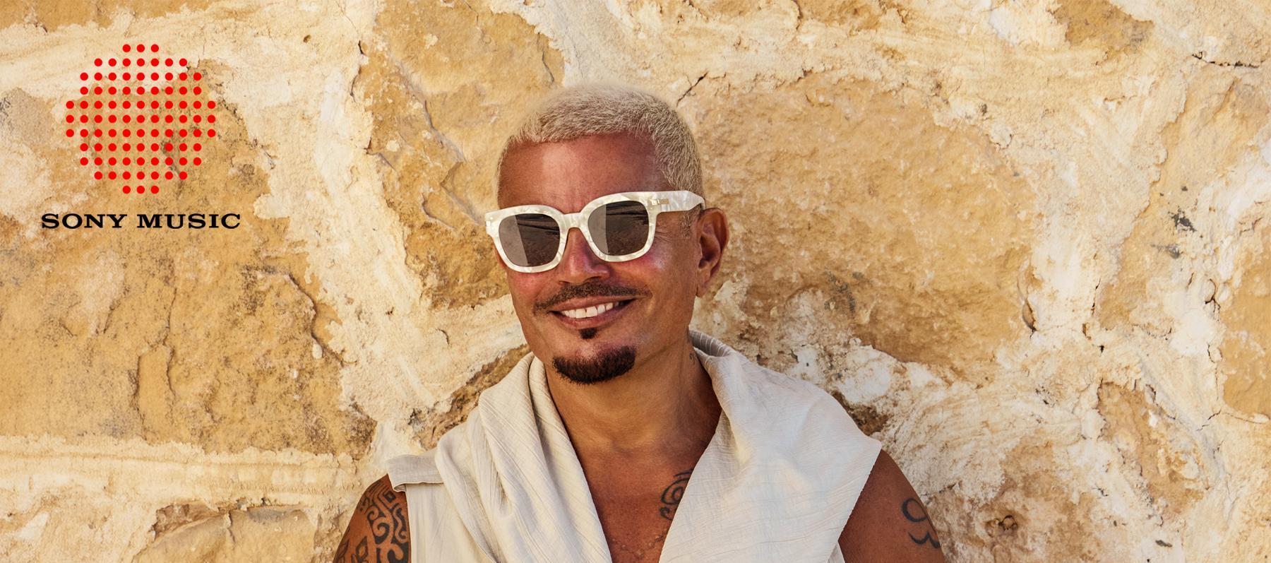 عمرو دياب يجمع طابع الـ Oversized و 3 ساعات Audemars Piguet - الصورة من Sony Music