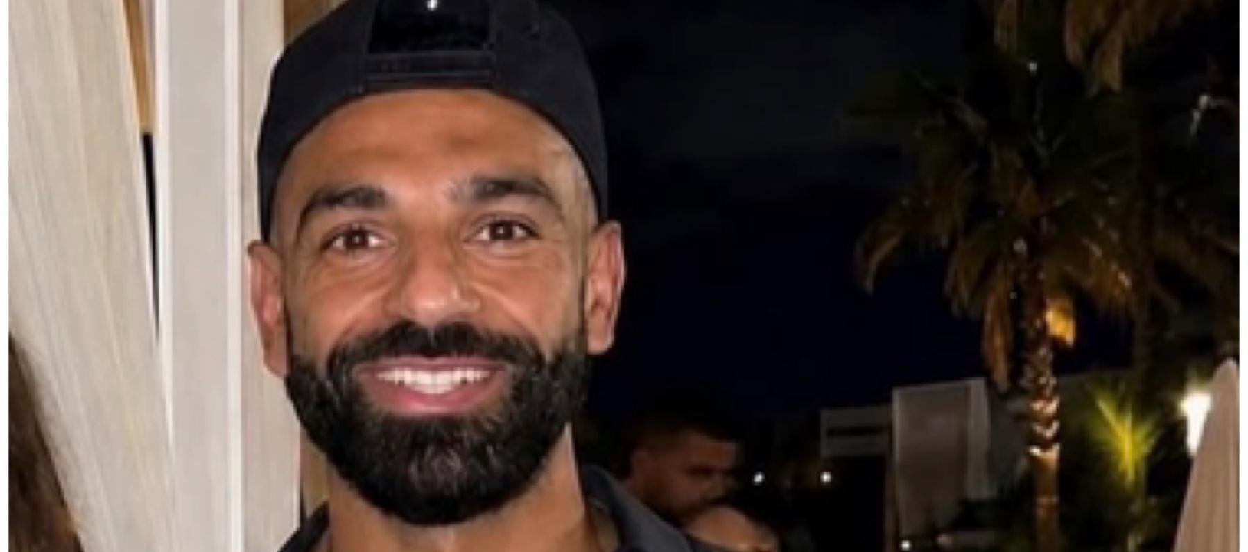 محمد صلاح بإطلالة عصرية من لويفي وأكملها بقبعة تحمل رسالة 