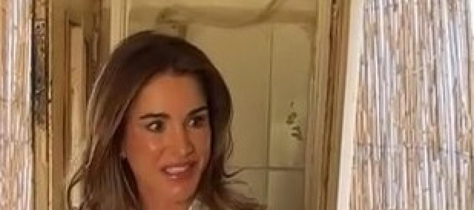 الملكة رانيا تعتمد الفخامة الهادئة بالأبيض والأزرق في عمان