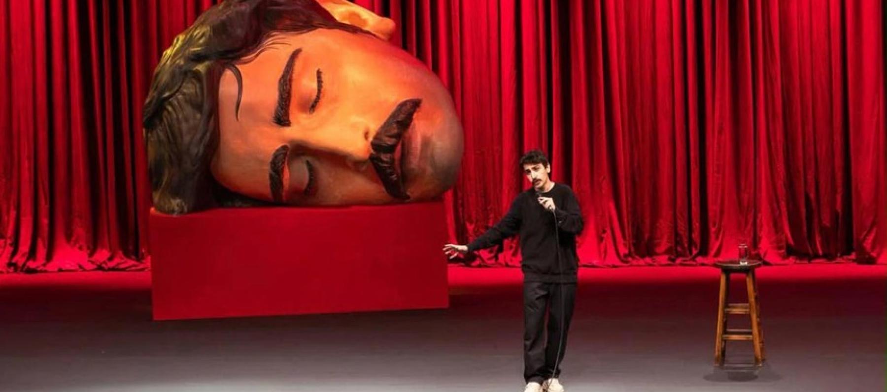 دينيز غوكتاش من عرضه الكوميدي "البحر الميت" - صورة متداولة 