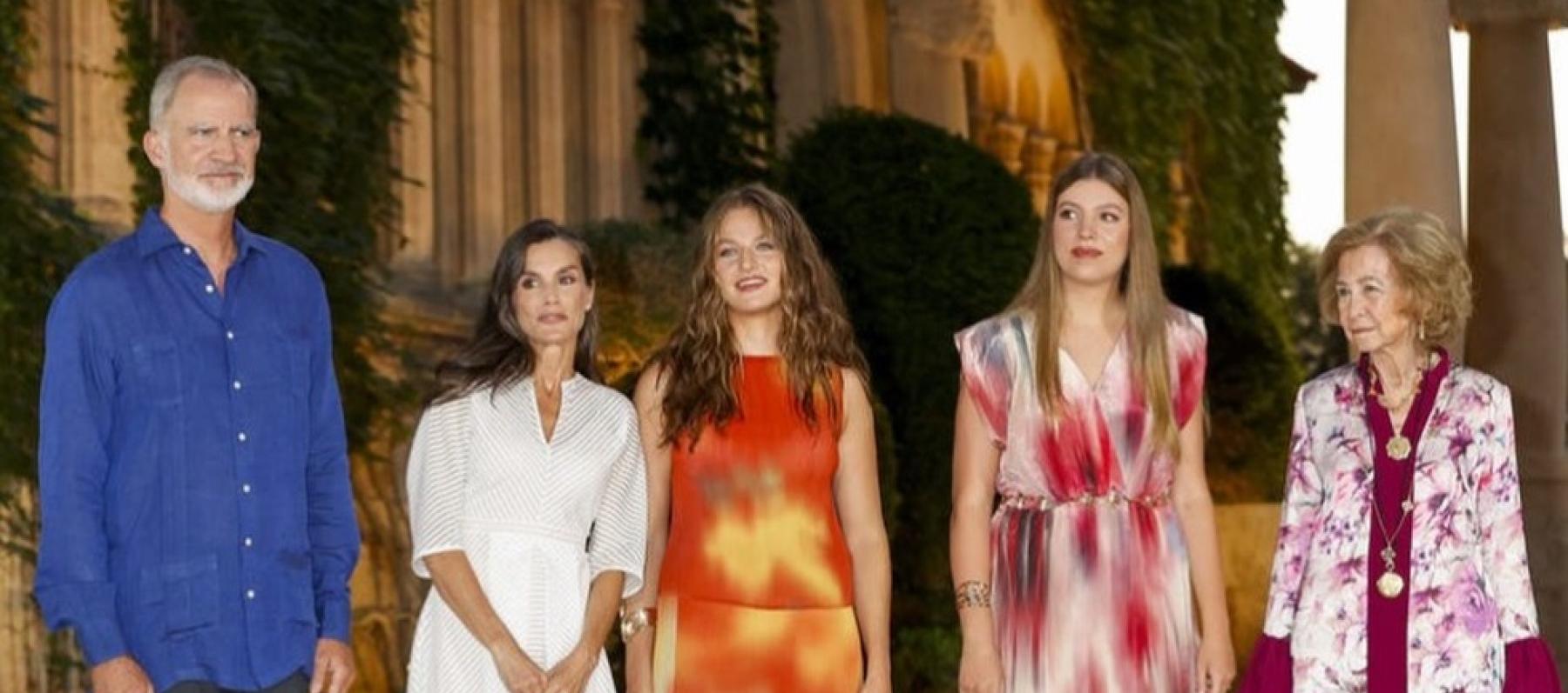 الملكة ليتيزيا وبناتها يتألقن باطلالات صيفية في ماريفنت  - الصورة من موقع Royal Fashion Police