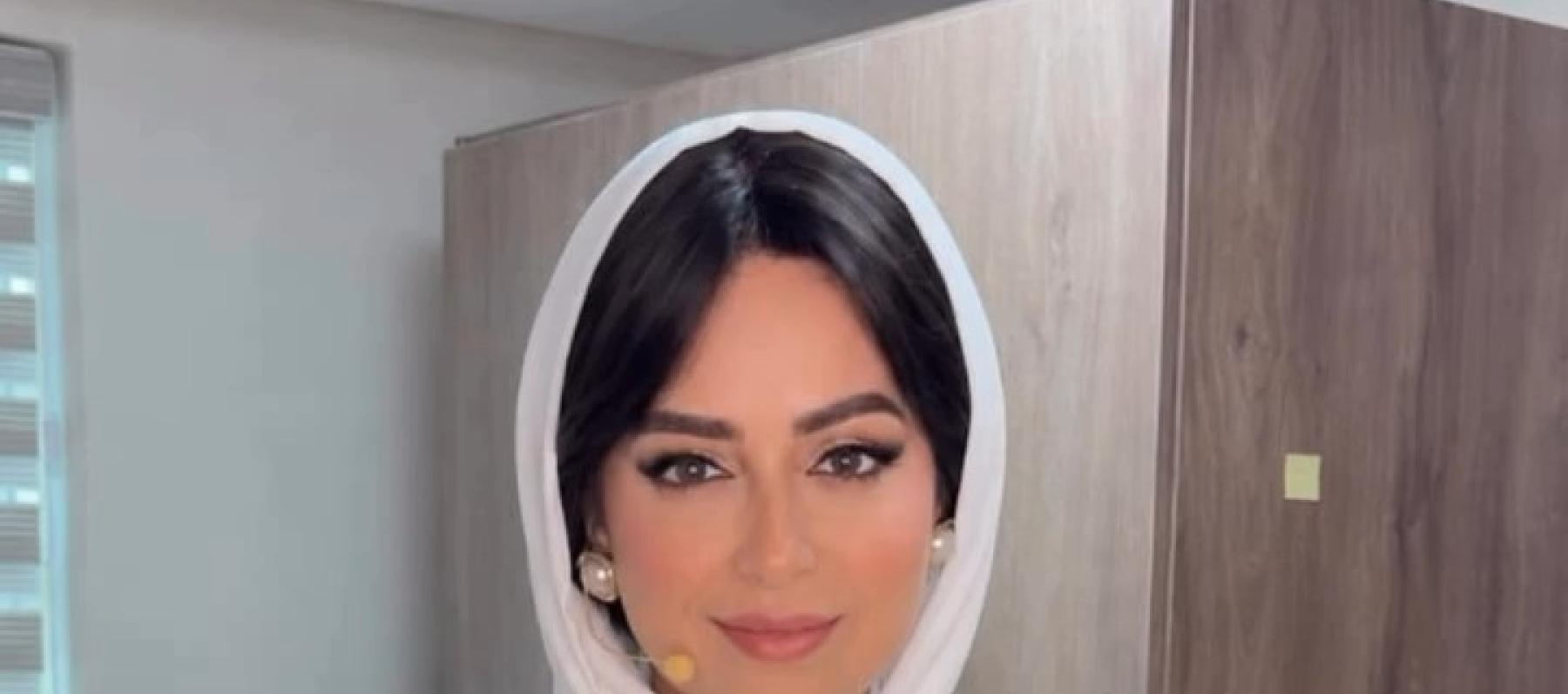 هبة مجدي بإطلالة بيضاء مزينة بالخط العربي الذهبي
