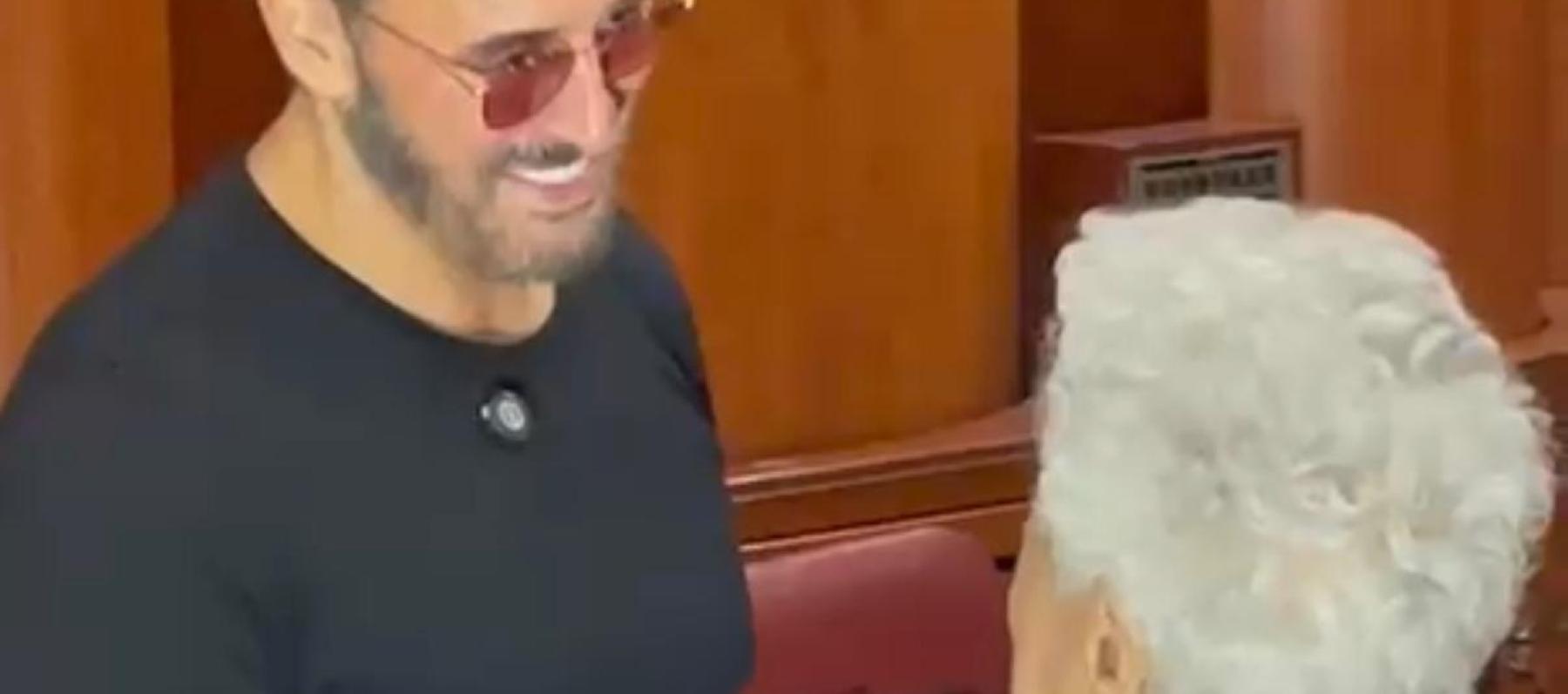 كاظم الساهر مع سيدة قبل حفله بالقاهرة