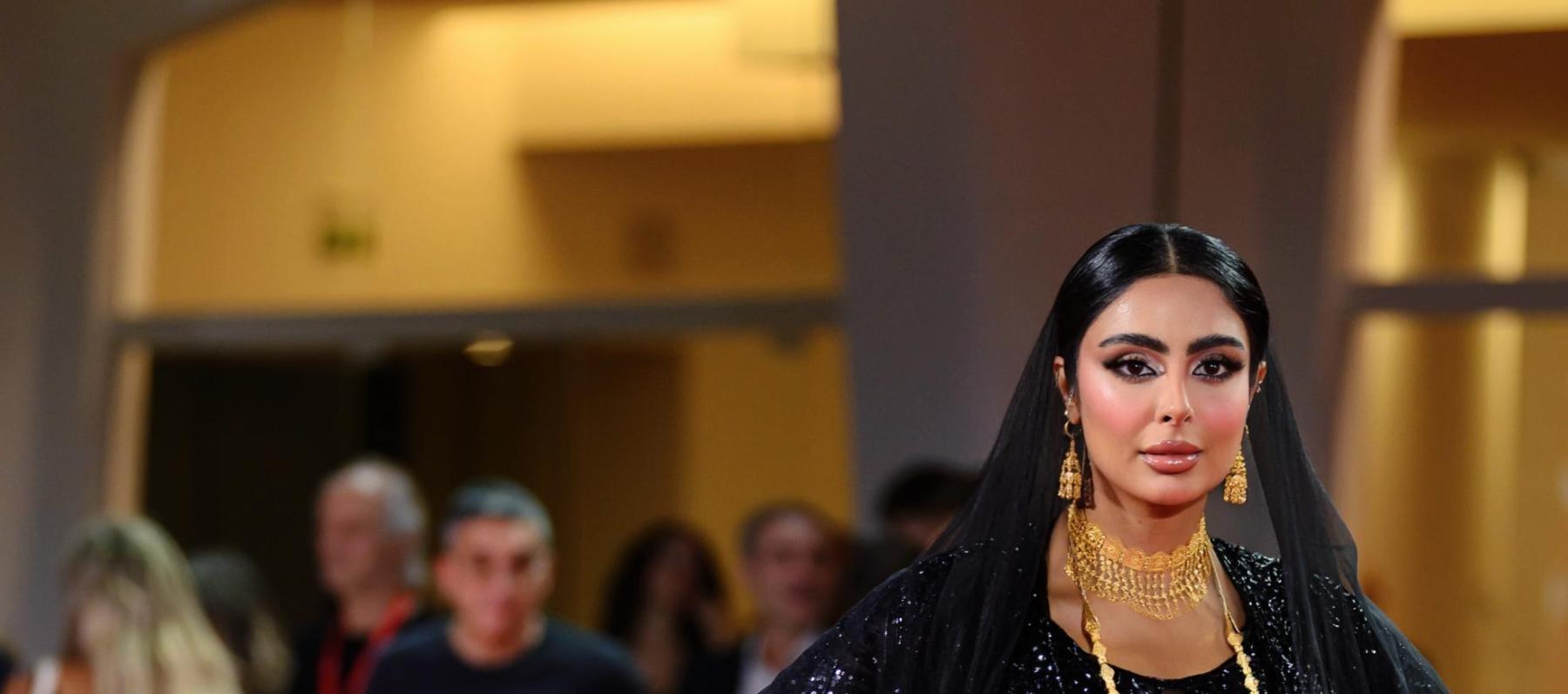 مريم محمد بالثوب الإماراتي من توقيع حمد جاسم في البندقية