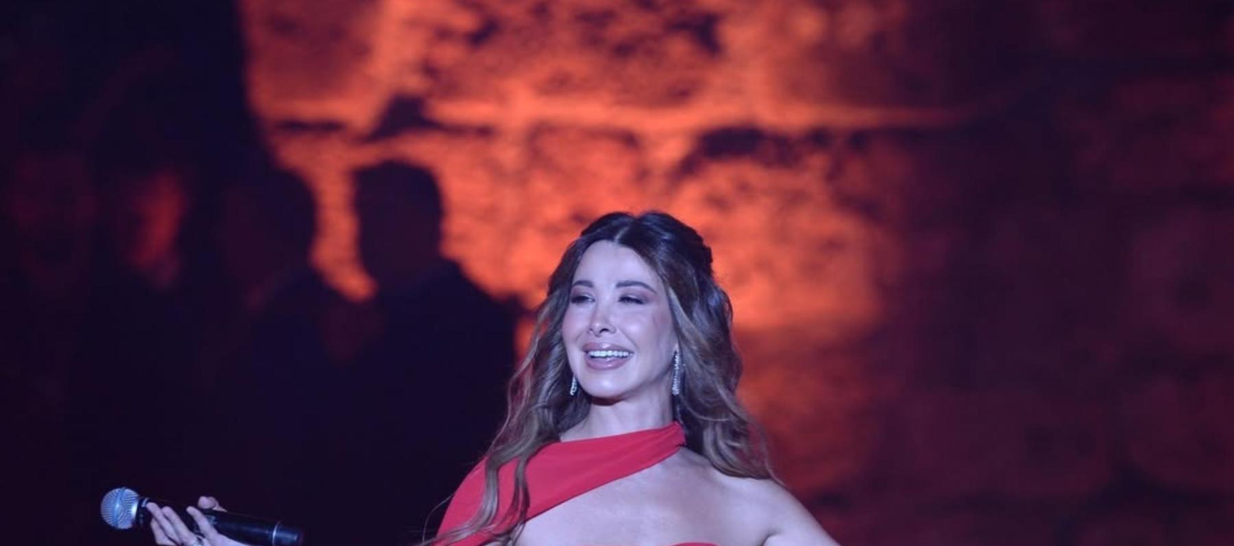 نانسي عجرم بطلالة أنثوية بالأحمر  من نجا سعادة في قرطاج