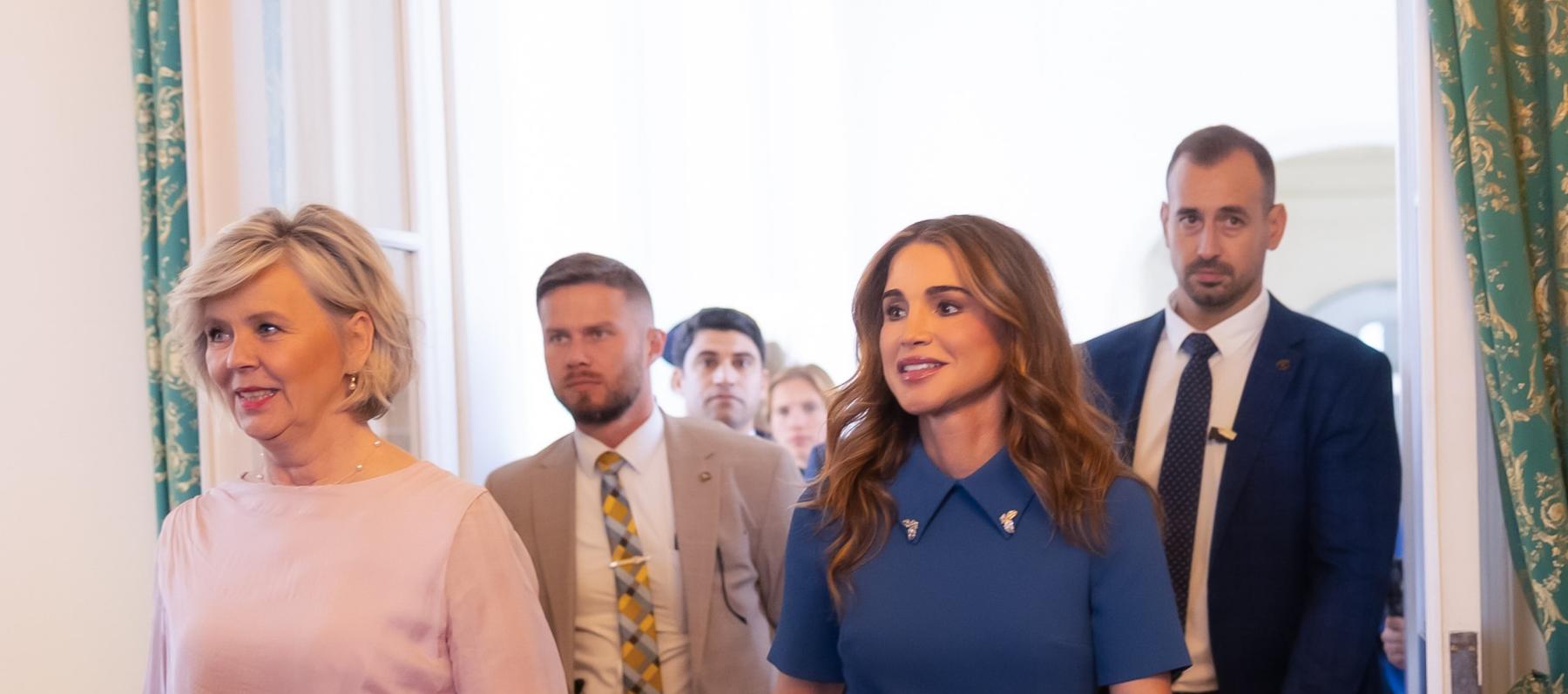 بالأزرق البترولي.. الملكة رانيا تجسد فخامة الأناقة الهادئة