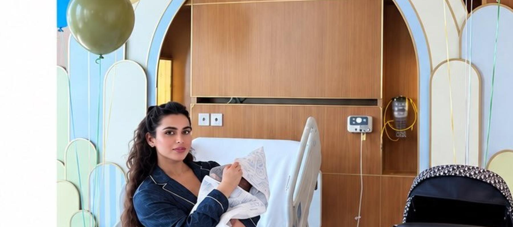 يومي بإطلالة حريرية من ديور بعد الولادة 