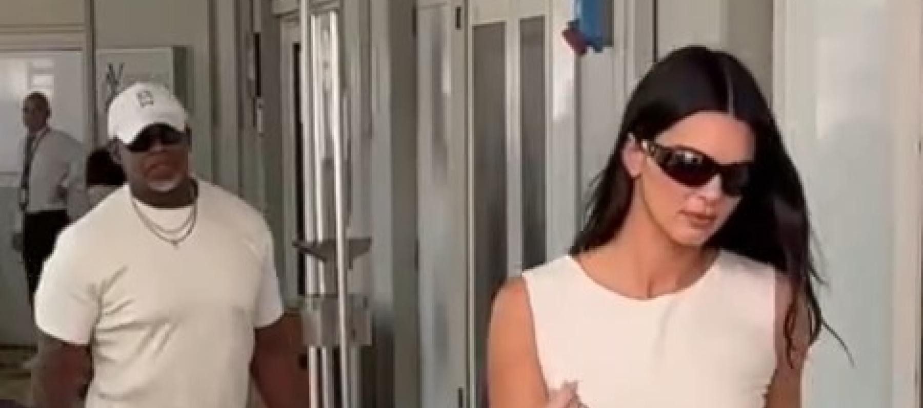 كيندال جينير تصل إلى فينيسيا بإطلالة بيضاء وحقيبة شانيل