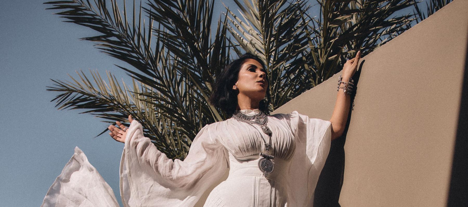 منى زكي بفستان أبيض بتفاصيل معمارية من Zimmermann - الصورة بعدسة عليا راضي 