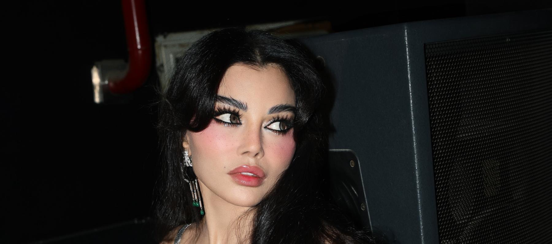 هيفاء وهبي تتألق بفستان فضي من فيرساتشي بأسلوب لماع - الصورة بعدسة أحمد يونس 