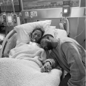 كريسي تيغن وجون ليجند في المستشفى