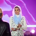 الشيخة موزة بنت ناصر مع الفائز أرتسي إفراخ- انستقرام @mozabintnasser