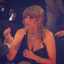 تايلور سويفت تكسر خاتمها في حفل VMAs - صورة من إكس