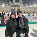 الهام شاهين ويسرا أثناء أداء العمرة