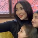  دنيا بطمة مع بناتها