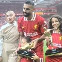 محمد صلاح يحتفل مع عائلته