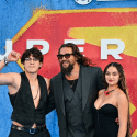 جيسون موموا وأبناؤه في عرض Supergirl بلندن
