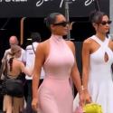 كيم كاردشيان تدعم لويس هاميلتون بإطلالة وردية شفافة من Alaïa