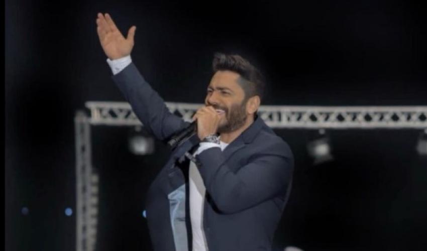 تامر حسني يغني لـ "فتى الزرقاء" ويلتقي بشبيهه في الأردن 