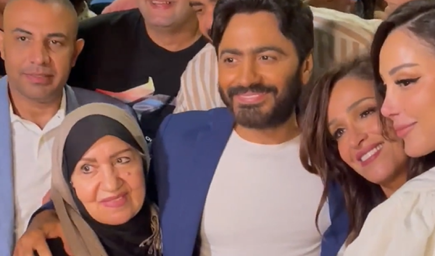 تامر حسني ووالدته في عرض فيلم بحبك من بث لايف انستغرام ( سكرين شوت)