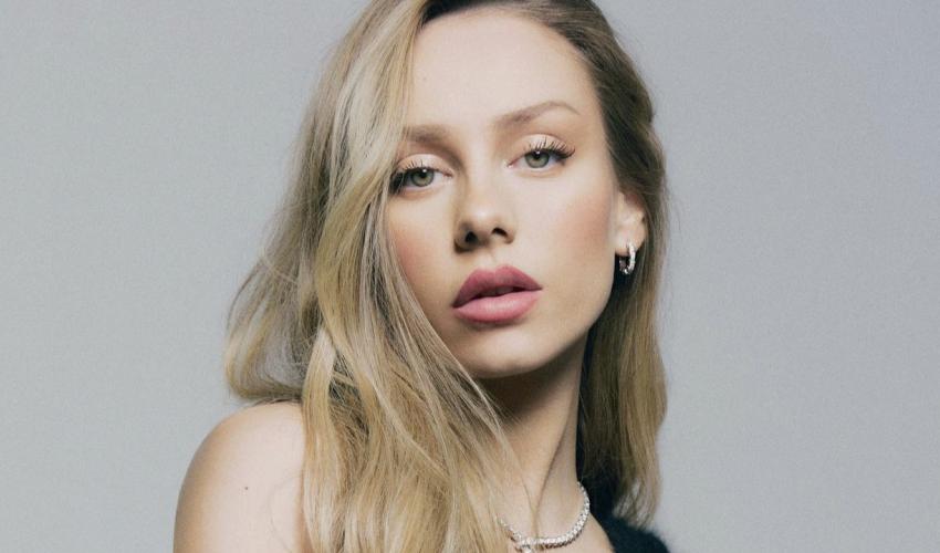 Ester Exposito النجمة الشقراء المحبوبة 