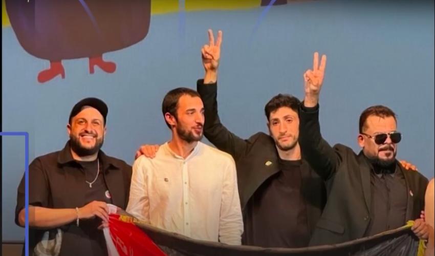 منذر رياحنة يرفع العلم الفلسطيني في كان