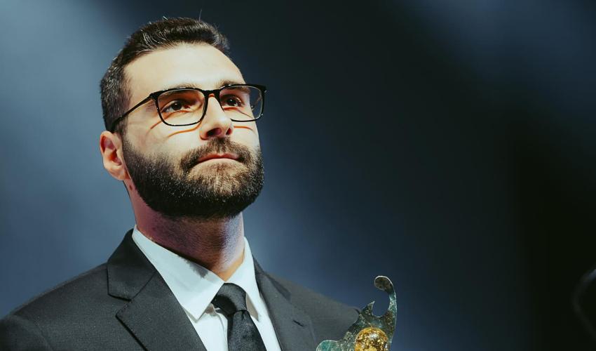 معتز عزايزة