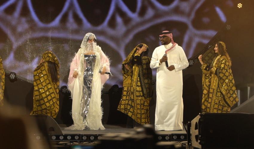 هيفاء وهبي بالبرقع والعباءة الوردية من رامي سلمون 