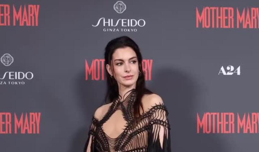 آن هاثاواي بإطلالة درامية قوطية في عرض Mother Mary 