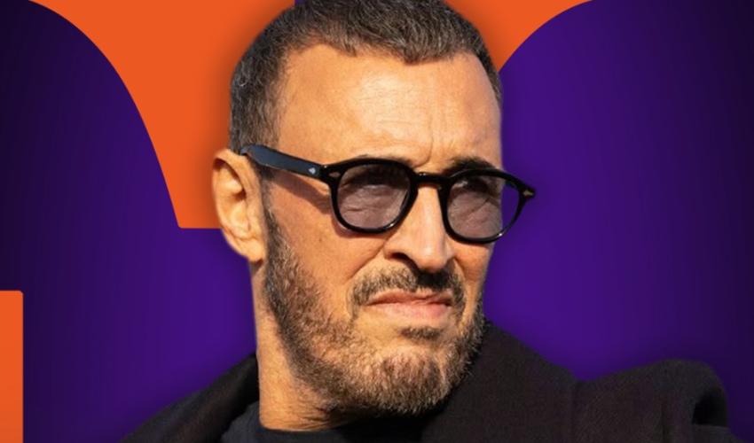 كشف كاظم الساهر خلال وجوده في مصر استعدادًا لحفله المقرر إقامته في 18 سبتمبر، عن تفاصيل جديدة حول ألبومه "بلا عنوان"، موضحًا أن الألبوم كان يضم في البداية 24 أغنية، قبل أن يقرر حذف 6 أغنيات منه، ليصدر بـ18 أغنية.  وأوضح كاظم أن اختيار الأغنيات لم يكن سهلًا، قائلًا: "الألبوم هو 24 أغنية، أنا شلت 6 أغاني"، لافتًا إلى أنهم لم يكونوا يعرفون في البداية ماذا سيصدرون، وأن اختيار 18 أغنية من أصل 24 لم يكن سهلًا.  وأكد كاظم أنه كان حريصًا على أن تكون الألوان الموسيقية كلها موجودة، موضحًا: "أنا لما أكتب لازم الشاعر يكون راضي، يكون فرحان، ولما أضع موسيقى لازم الموسيقي يكون فرحان". وأضاف أنه يريد أن يضع تكنيك للموسيقى يظهر من خلاله الموسيقي قدراته على المسرح، إلى جانب تقديم لغة عميقة يستطيع من خلالها الإمساك بالناس بطريقة حلوة.  وأضاف كاظم: "ما أحب أغنية تكون سريعة تنسمع والناس فرحانة بها، بعدين تنسى ورا السنة. أنا ما أحب هذا اللون ولا أريد أغنية بحياتي".  وعن مصير الأغنيات الست التي لم تدخل ضمن الألبوم، قال كاظم: "أعتقد كل فترة حيبعثون أغنية"، موضحًا أن طرحها كأغانٍ منفردة ليس بيده، قائلًا: "هو مو بايدي".  كما تحدث كاظم