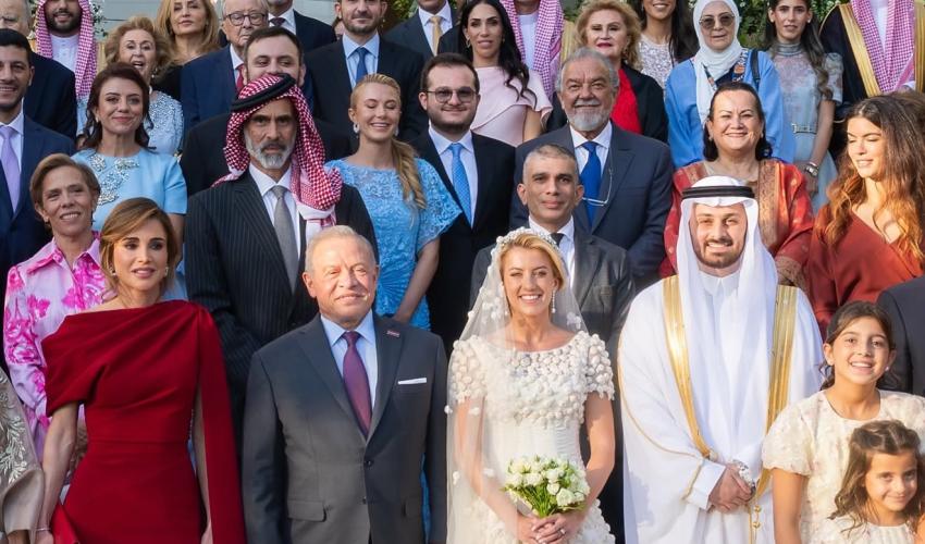الملكة رانيا بفستان أحمر من روكساندا في زفاف الأميرة سارة بنت فيصل