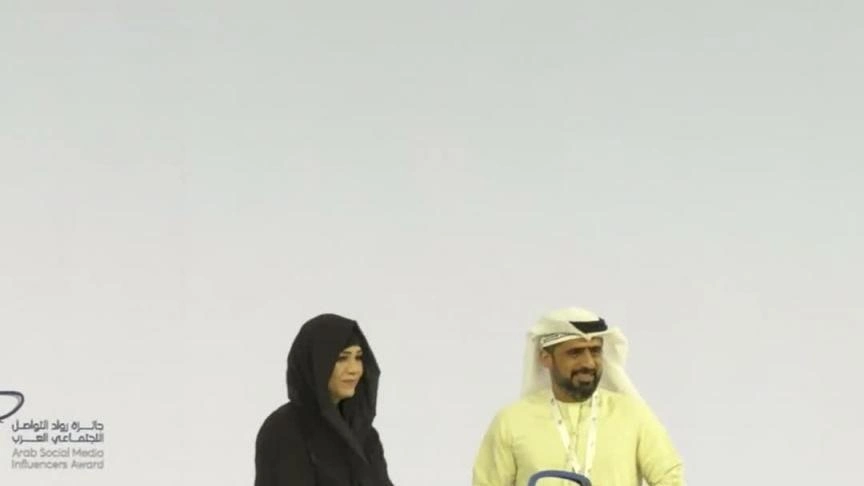 جمال الملا من منصة عرب كاست يفوز بجائزة أفضل بودكاست بحفل جوائز رواد التواصل الاجتماعي العرب ضمن قمة الإعلام العربي 2026