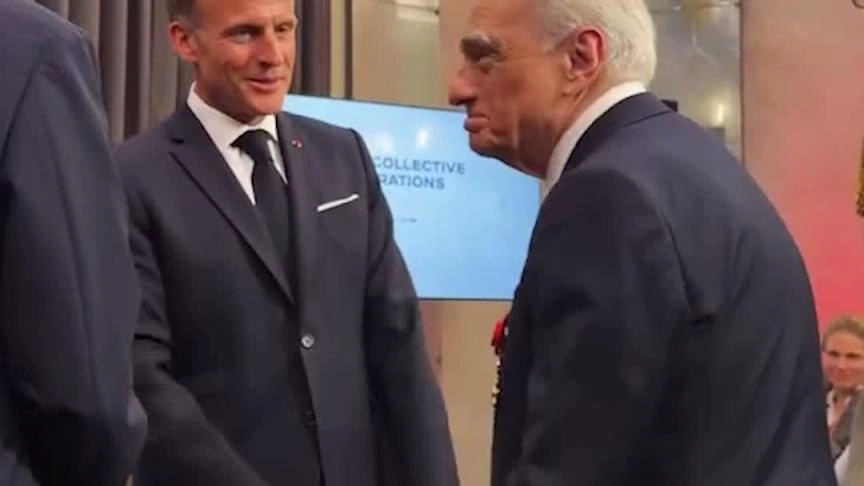 أسطورا السينما الأميركية مارتن سكورسيزي وروبرت دي نيرو يجتمعان في نيويورك لتسلّم وسام جوقة الشرف الفرنسي من الرئيس إيمانويل ماكرون