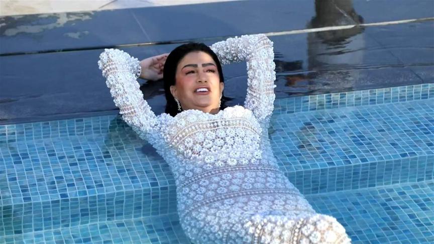 غادة عبد الرازق بالأسود والأبيض