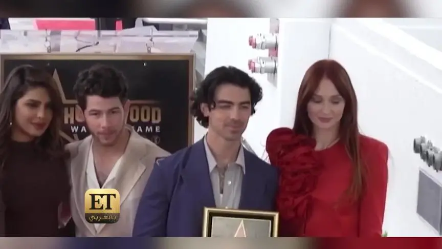 ETO07498 - sophie turner VS priyanka chopra