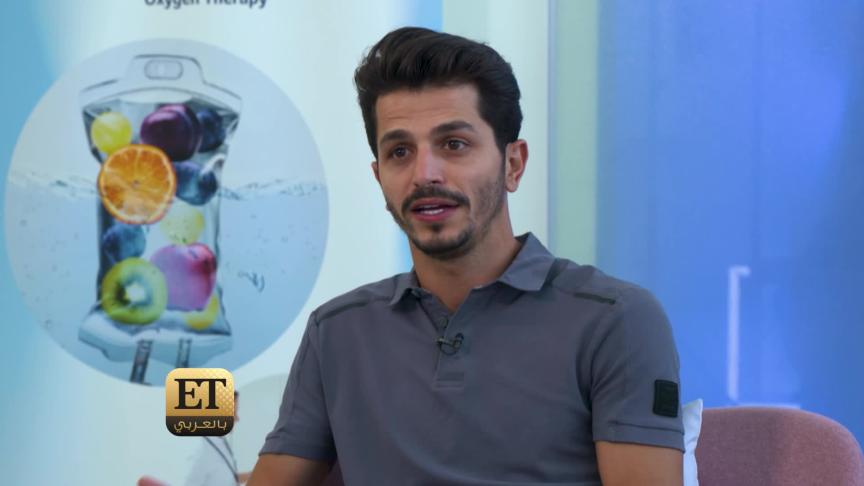 عباس جعفر يتجمد من البرد في مقابلة ET بالعربي 