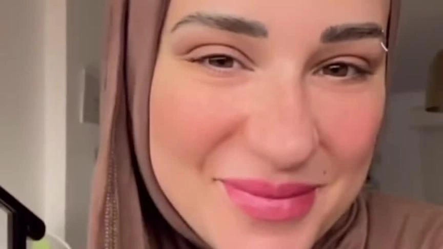 هل الحجاب دليل استقرار أسما شريف منير؟