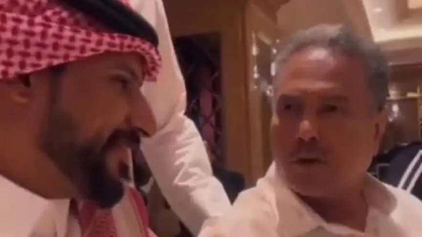 محمد عبده يرد على تغييره ثوبه بين وصلاته الغنائية