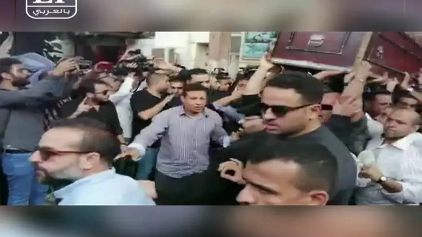 ‏خروج جثمان ⁧‫#هيثم_احمد_زكى‬⁩ من  مسجد مصطفى محمود بعد أداء صلاة الجنازة عليه قبل دفنه
