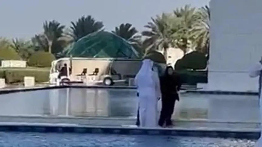 جيني في في ابو ظبي في مسجد شيخ زايد لابسة حجاب محترمة مكان يلي هي فيه تجننن هالبنت - - BLACKPINKinabudhabi - بلاكبينك_في_ابوظبي - -