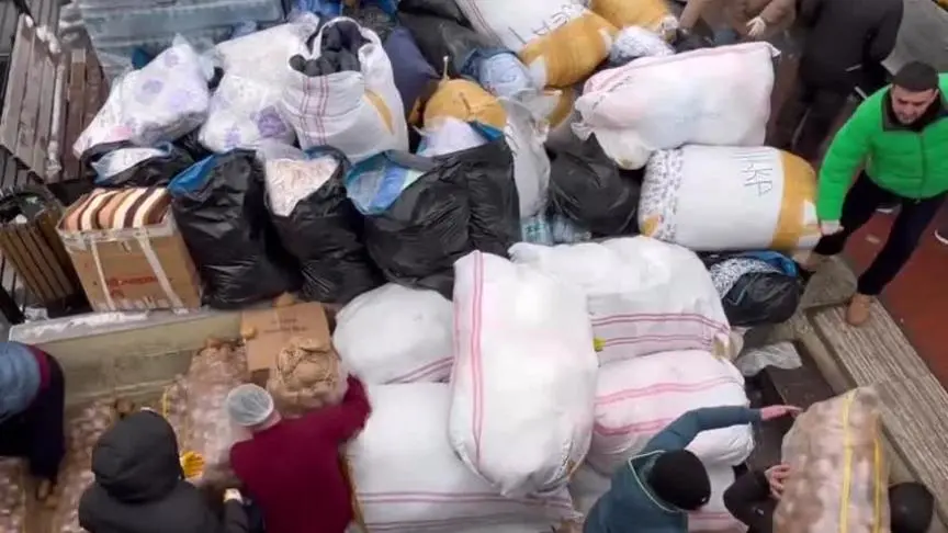 الشيف بوراك يوزع المساعدات الإنسانية على ضحايا زلزال تركيا