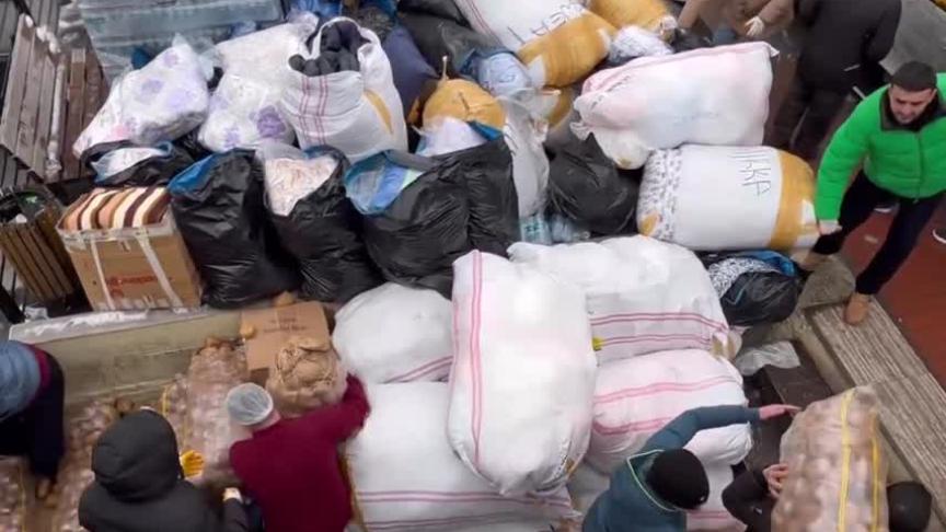 الشيف بوراك يوزع المساعدات الإنسانية على ضحايا زلزال تركيا