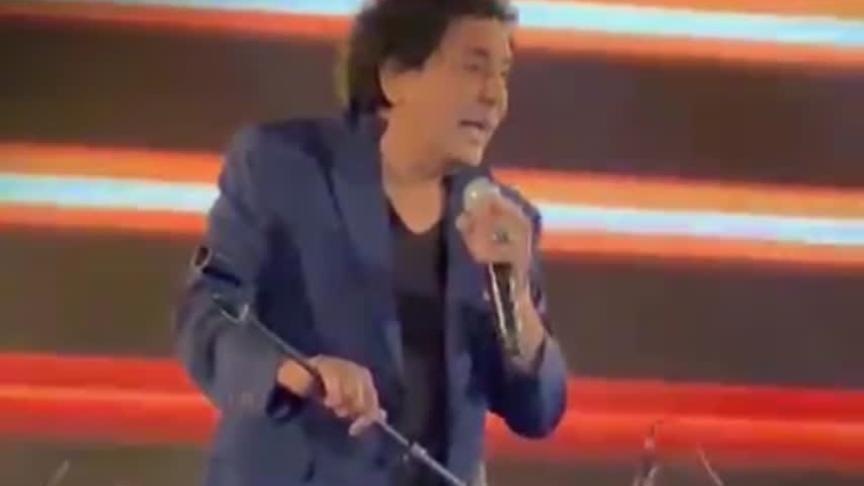 محمد منير يغني جالساً